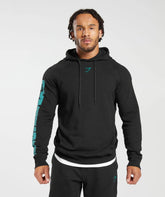 رجل يرتدي Gymshark | سترة United We Sweat Bold مصنوعة من مواد عالية الجودة.